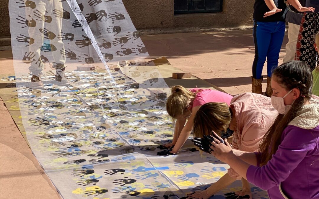 Escuela Students Lend a Hand to Harwood Artist